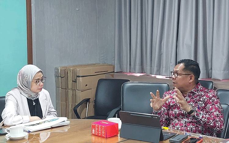 Kadislutkan Provinsi Kalteng H. Darliansjah saat Audiensi dengan Bappenas Koordinator Bidang Kelembagaan dan Pengembangan Potensi Kemaritiman Kelautan dan Perikanan Bappenas RI Lelly Hasni Pertamawati. (FOTO: DISLUTKAN KALTENG)