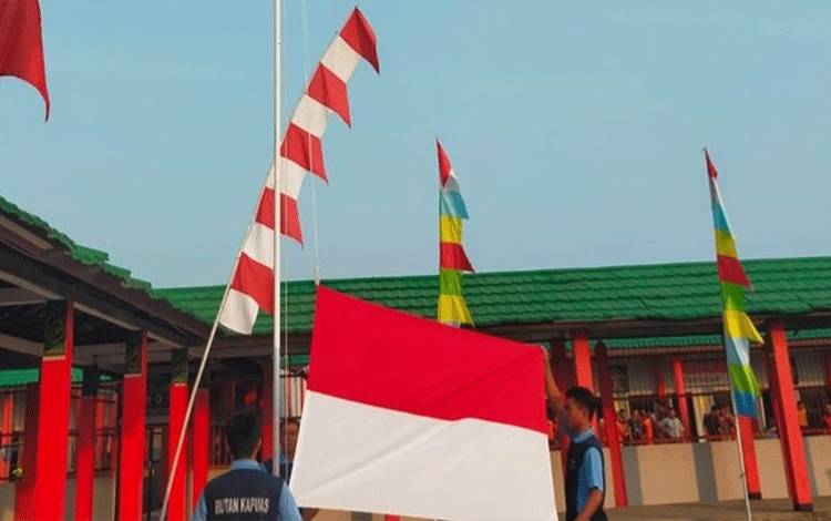Tingkatkan Rasa Cinta Tanah Air, WBP Rutan Kapuas Kibarkan Bendera Merah Putih Setiap Hari