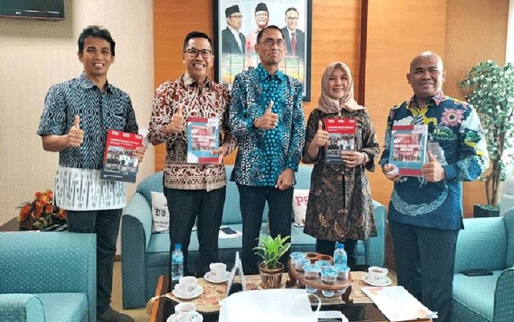 Asisten Perekonomian dan Pembangunan Setda Prov. Kalteng Sri Widarnani bersama Kepala Bappedalitbang Leonard S. Ampung dan Kepala Pusat Inovasi Administrasi Negara, Hartoto. (FOTO: IST)