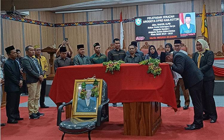 Isak Tangis Warnai Penghormatan Terakhir Almarhum Nadie di DPRD Kotim