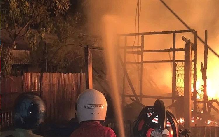 Kebakaran Hanguskan 5 Rumah di Jalan A Yani Kapuas