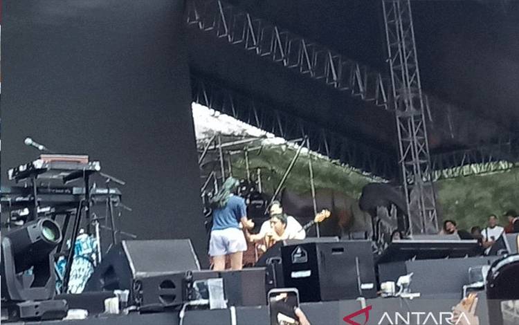 Aksi Melamar di Panggung Hebohkan Konser Hindia di Synchronize Fest