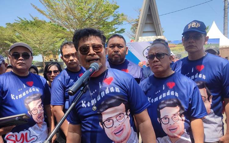 Menteri Pertanian Syahrul Yasin Limpo (tengah) bersama pejabat Kementerian Pertanian menjawab pertanyaan wartawan seusai jalan sehat dan kegiatan Tani On Stage di Anjungan Pantai Losari, Makassar, Sulawesi Selatan, Minggu (3/9/2023). ANTARA/Darwin Fatir.