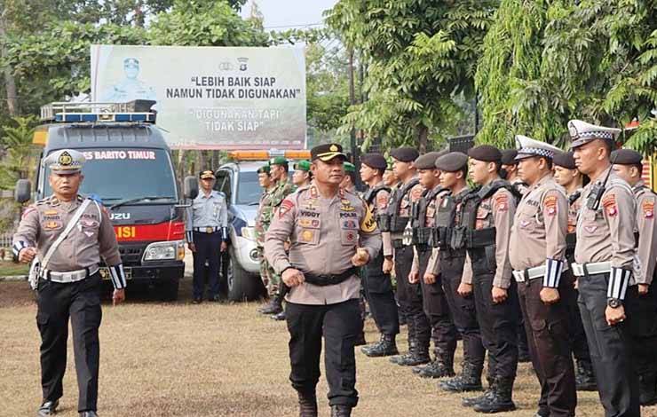 Kapolres Barito Timur AKBP Viddy Dasmasela memeriksa pasukan saat Apel Gelar Pasukan Operasi Zebra Telabang 2023 di Halaman Mapolres Barito Timur, Senin, 4 September 2023. (FOTO: IST)