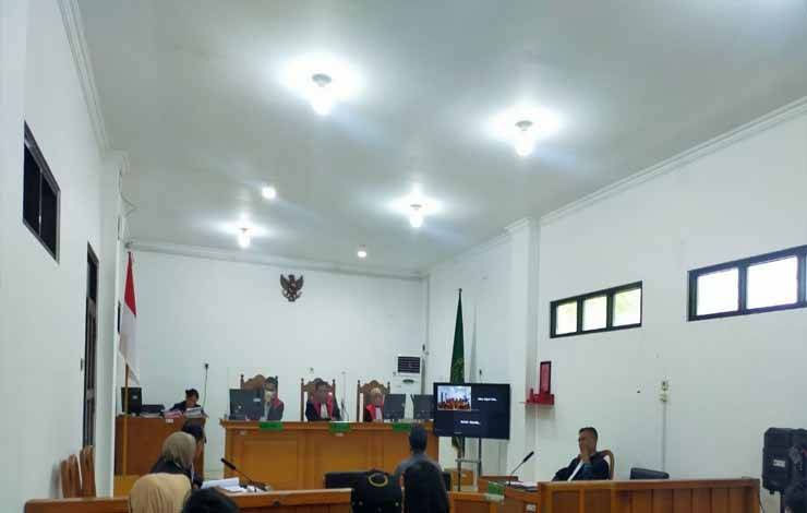 Terdakwa saat menjalani sidang di Pengadilan Negeri Palangka Raya, Senin, 04 September 2023 (Foto: Apriando)