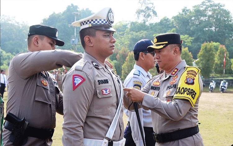 Kapolres Lamandau AKBP Bronto Budiyono menyematkan tanda kepada personel gabungan yang bertugas dalam Operasi Zebra Telabang 2023. (FOTO : HENDI NURFALAH)