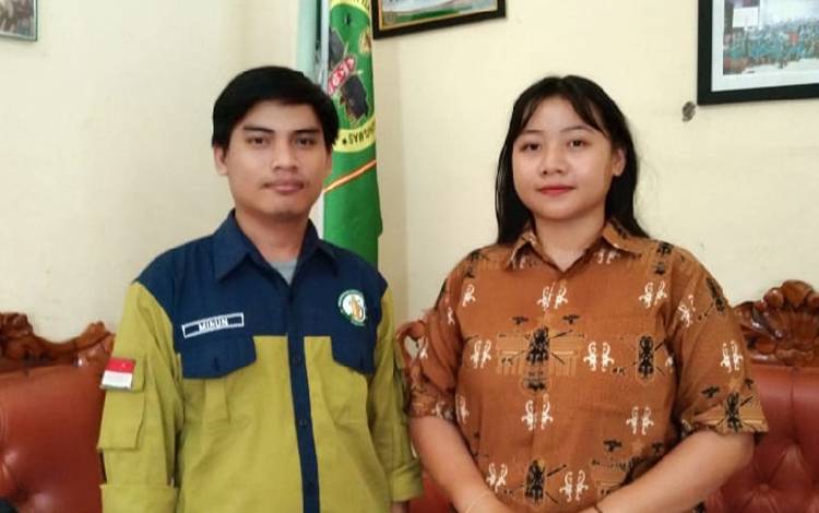 Ketua Umum KEPPMA Gunung Mas periode 2021-2023 Minum (kiri) bersama dengan Ketua Umum KEPPMA Gunung Mas periode 2023-2025 Irma Lestari (kanan). (FOTO: IST)