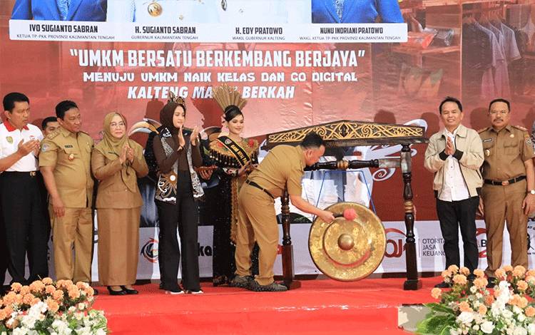 Gubernur Kalteng H. Sugianto Sabran saat membuka secara resmi Jambore UMKM Wilayah Barat Tahun 2023. (FOTO:RIZALDI/FERY)