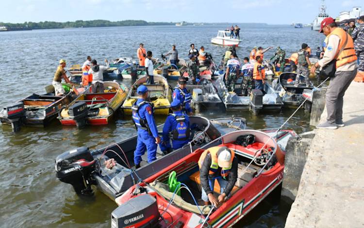 TNI AL Lanal Banjarmasin Gelar Program Kali Bersih Serentak di Kecamatan Kumai
