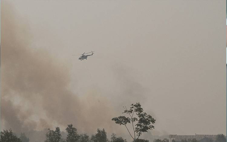 Helikopter melakukan pemadaman kebakaran hutan dan lahan di Kalteng. (FOTO: AULIA)