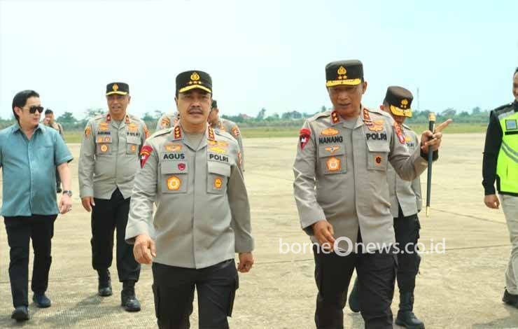 Kapolda Kalteng Irjen Nanang Avianto (kanan) saat menyambut kedatangan Wakapolri Komjen Agus Andrianto (Foto : Bidhumas Polda Kalteng