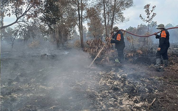 BPBD Kotim Uji Coba Pendinginan Kebakaran Lahan Gunakan Racun Api