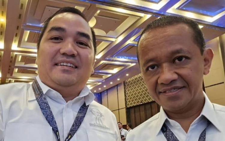 Sekretaris Komisi B DPRD Palangka Raya, Reja Framika foto bersama Menteri Investasi RI. (FOTO: IST)