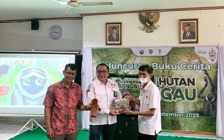 Kenalkan Keanekaragaman Hayati Melalui Buku Sekolah Hutan Sabangau