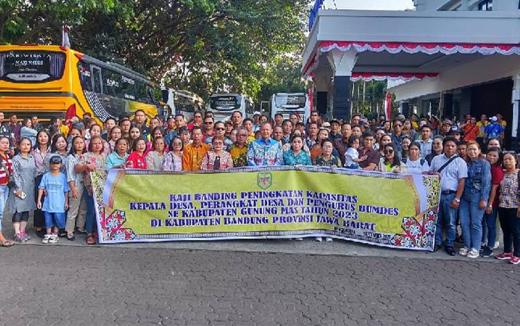 Kaji Banding Pemdes Gumas ke Bandung Impelentasi Program Tiga Smart