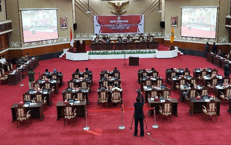 uasana rapat paripurna ke 15 DPRD Kalteng masa persidangan II tahun sidang 2023 dengan agenda peresmian pemberhentian dan peresmian pengangkatan PAW Anggota DPRD Provinsi Kalteng sisa masa jabatan tahun 2019-2024, Rabu, 6 September 2023. (FOTO: DONNY D)