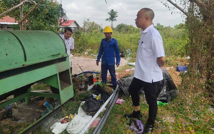 Kepala DLHK Seruyan Muhamad Mukhlis melihat secara langsung proses daur ulang dalam pengelolan sampah di wilayah setempat. (FOTO: IST)