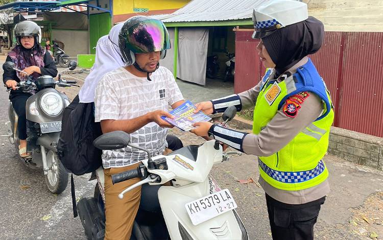 Satlantas Polres Seruyan Bagikan Stiker dan Buku Panduan Keselamatan Berlalu Lintas
