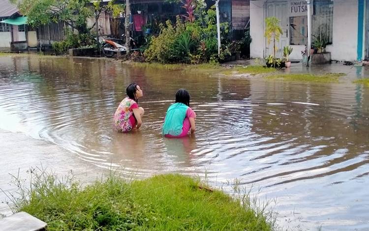 Hujan Lebat Palangka Raya Sebabkan Sebagian Jalan Tergenang