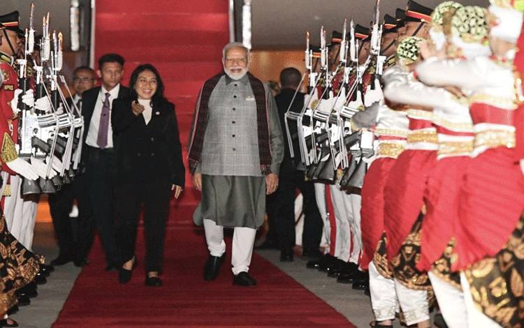PM Narendra Modi Tiba di Indonesia Hadiri KTT ke-20 ASEAN-India