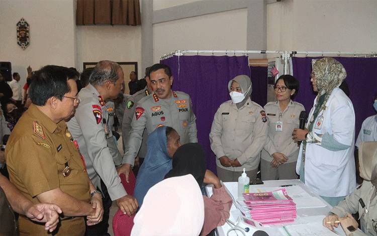 Wakapolri Komjen pol Agus Andrianto saat meninjau bakti kesehatan pengecekan kondisi kesehatan lansia (Foto : Bidhumas Polda Kalteng)