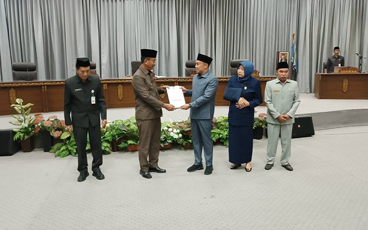 Wakil Bupati Barito Utara Serahkan Pidato Pengantar Bupati Rancangan APBD Perubahan 2023