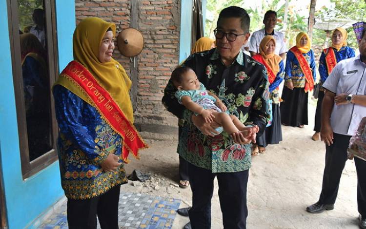 Kepala Bappedalitbang Provinsi Kalteng Leonard S. Ampung bersama Baduta stunting dan kader/pendamping. (FOTO: IST)