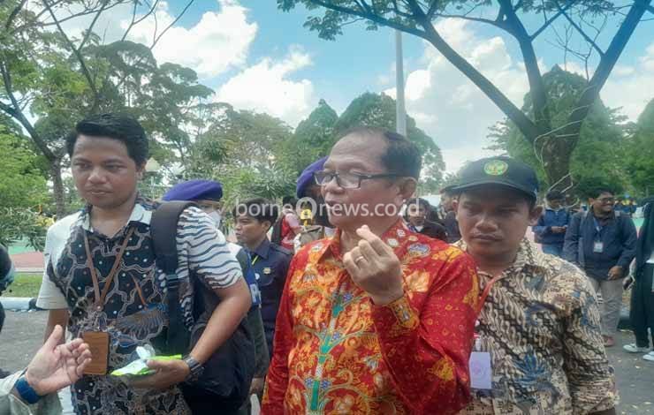 Rektor UPR Salampak Dohong disela menghadiri aksi demonstrasi mahasiswa, bertempat di depan Rektorat UPR, Jumat, 8 September 2023 (Marini)
