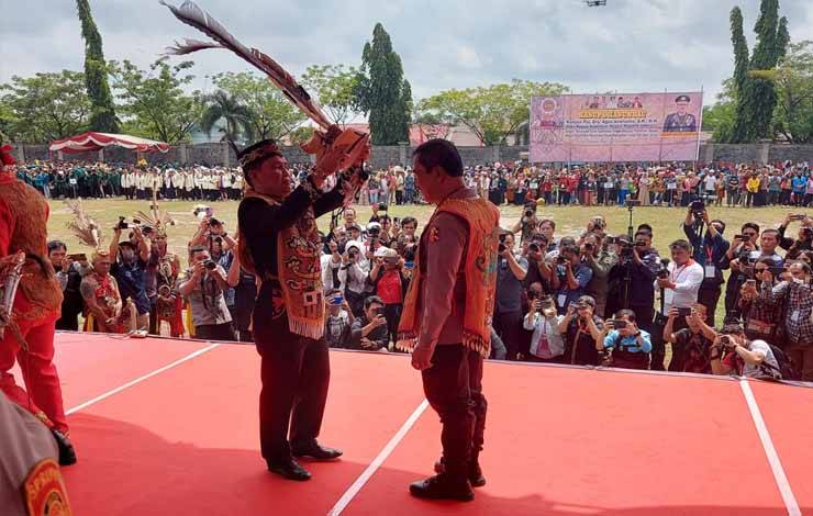 Wakapolri Terima Penganugerahan Warga Kehormatan Masyarakat Adat Dayak Kalteng