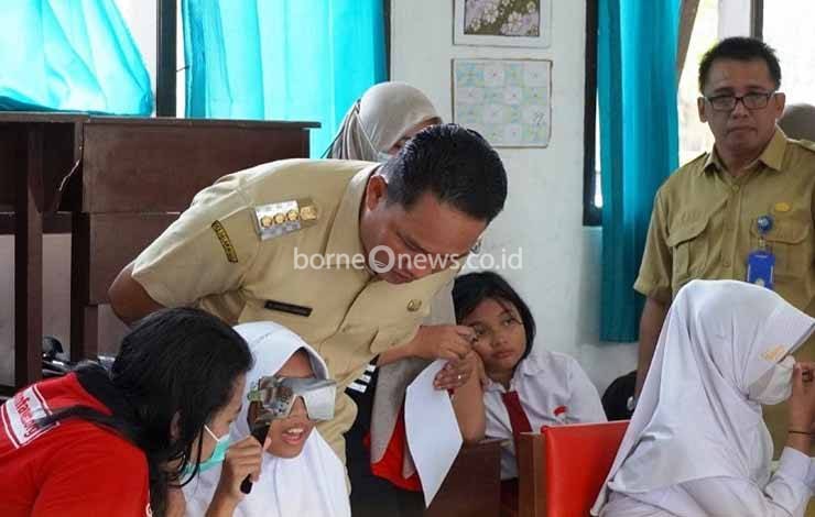 Periksa Mata dan Bagikan Ratusan Kacamata Gratis di Lamandau