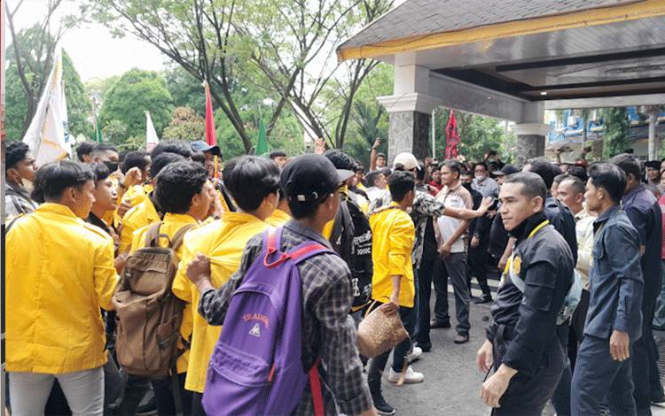 Rektor Salampak Dohong: Polemik UPR Sebuah Warisan