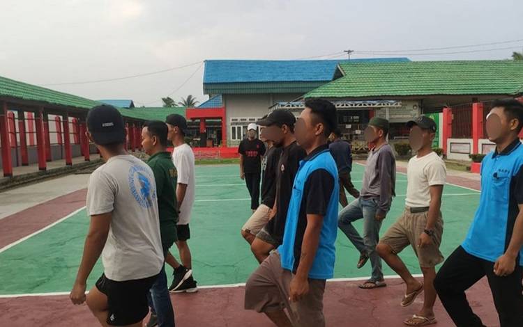 WBP Rutan Kapuas saat mengikuti kegiatan pelatihan baris berbaris untuk pengibaran bendera saat upacara. (FOTO: IST)