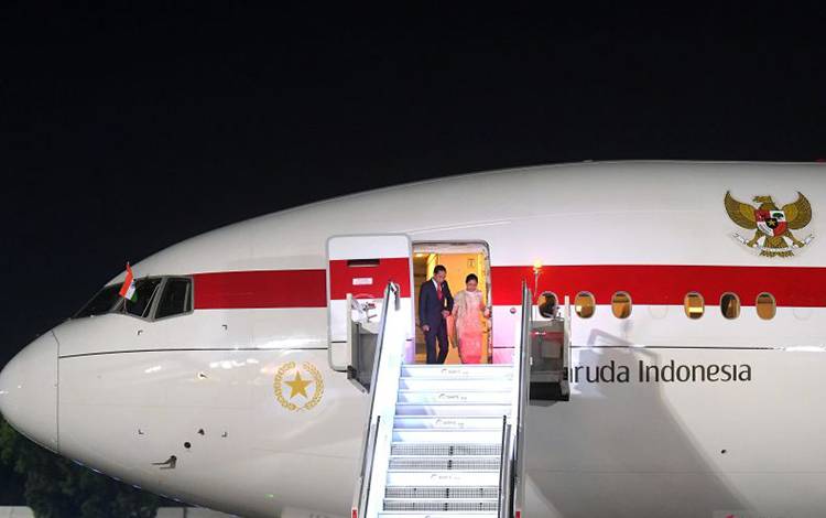 Presiden Joko Widodo dan Ibu Negara Iriana Joko Widodo tiba di New Delhi India, Jumat (8/9/2023). ANTARA/HO-Biro Pers Sekretariat Presiden