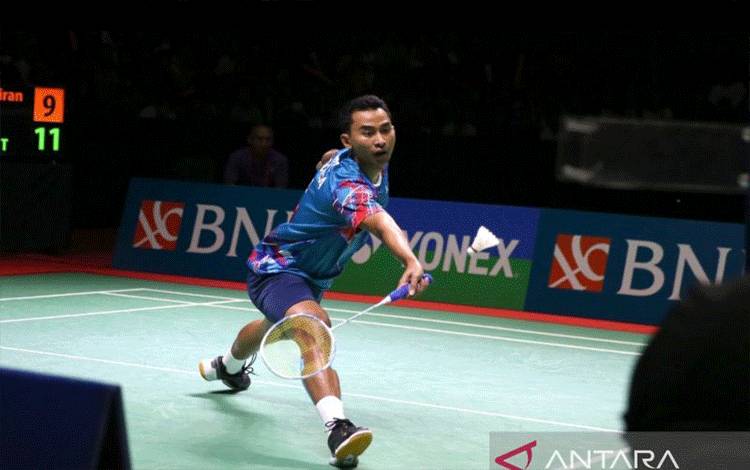 Tunggal putra Indonesia Tommy Sugiarto saat berlaga di turnamen bulutangkis BNI Indonesia Masters 2023 (ANTARA/Juraidi)