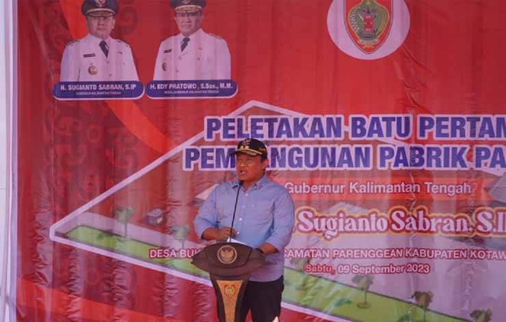 Wakil Gubernur Kalimantan Tengah, Edy Pratowo saat menyampaikan sambutan dalam kegiatan peletakan batu pertama pabrik pakan ternak di Parenggean, Sabtu, 9 September 2023. (FOTO:ALDO/DEDE)
