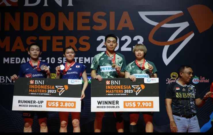 Para juara sektor ganda campuran saat pengalungan medali turnamen bulutangkis BNI Indonesia Master 2023 (ANTARA/HO)