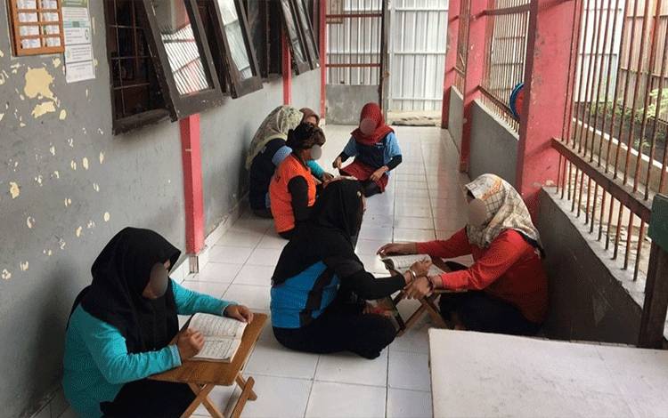 WBP Perempuan Rutan Kapuas Ikuti Pembinaan Kerohanian Belajar Mengaji?