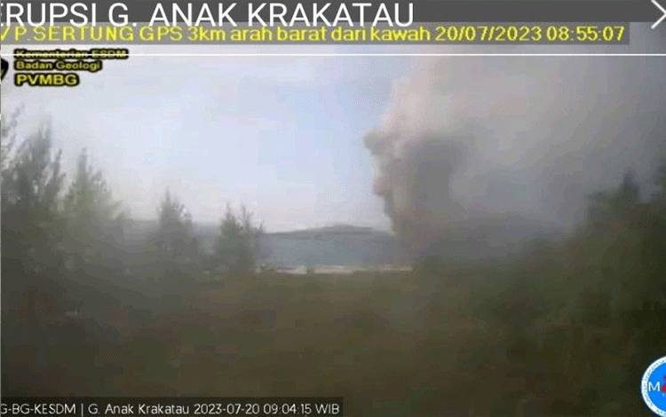 Foto gunung anak Krakatau dari cctv PVMBG (ANTARA/HO-PVMBG)