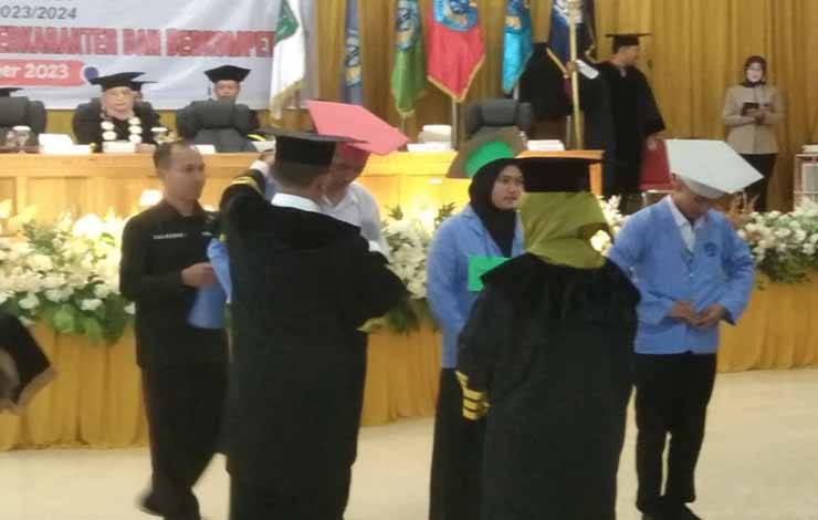 Pemasangan jaket almamater secara simbolis dalam pembukaan Pengenalan Kehidupan Kampus bagi Mahasiswa Baru (PKKMB) PSDKU Polnep di Kabupaten Sukamara tahun akademik 2023-2024, Senin, 11 September 2023.? (FOTO:NORHASANAH)