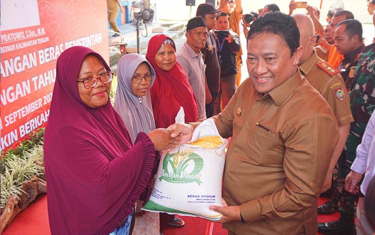 Wagub Kalteng Salurkan Bantuan Pangan