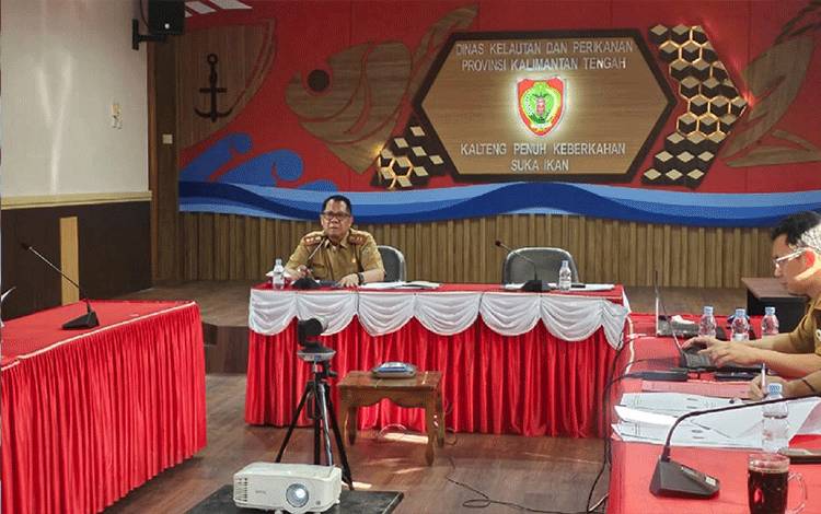 Kepala Dislutkan Prov. Kalteng H. Darliansjah saat membahas kolaborasi dengan IPB University via zoom meeting. (FOTO: CK/DISLUTKAN KALTENG)
