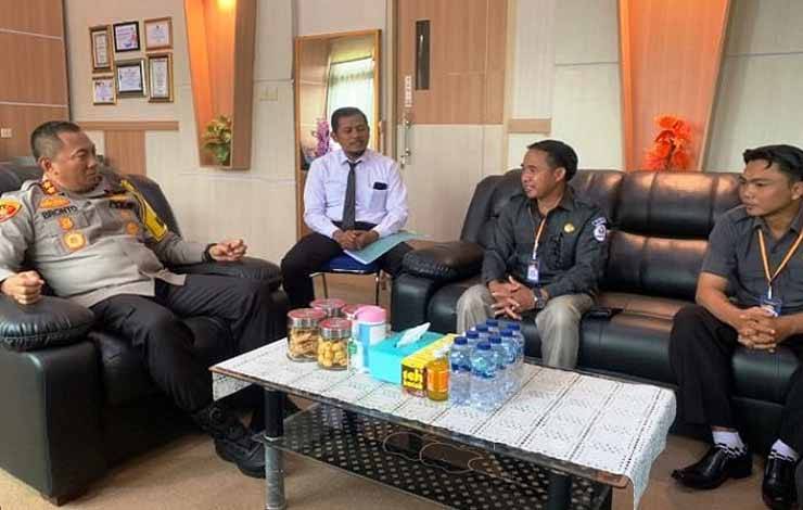 Ketua Bawaslu Kabupaten Lamandau Yustedi saat melaksanakan audiensi dengan Kapolres Lamandau AKBP Bronto Budiyono. (FOTO : HENDI NURFALAH)