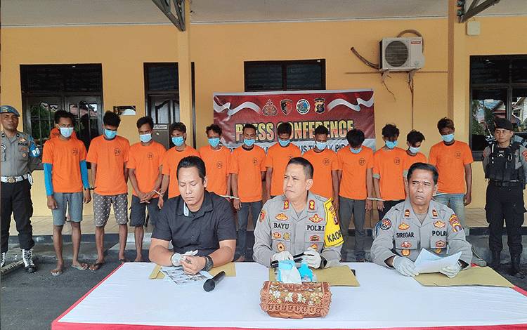 Polres Kobar Tangkap 12 Tersangka Penjarah Sawit Milik PT. BJAP 2