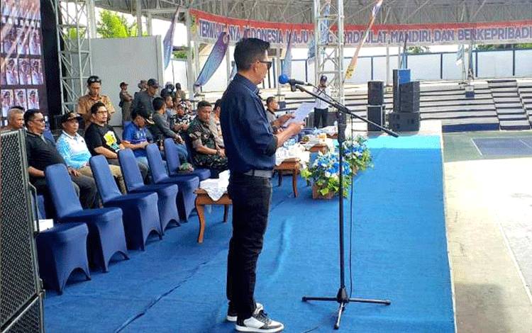 Bupati Barito Utara H Nadalsyah saat menyampaikan smabutan pada acara Family Gathering Pemerintah Desa se Barito Utara di arena Tiara Batara Muara Teweh. (Foto: Dhani)?
