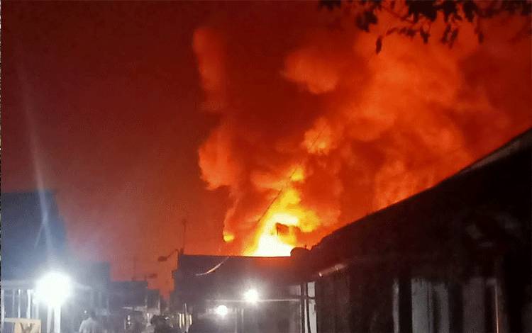 Api membumbung tinggi pada kebakaran di Jalan Mendawai, Selasa, 12 September 2023. (Foto : Pathur)