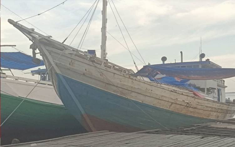 Kapal pengangkut kebutuhan pokok masyarakat saat bersandar di Dermaga Kuala Pembuang (Foto : FAHRUL)