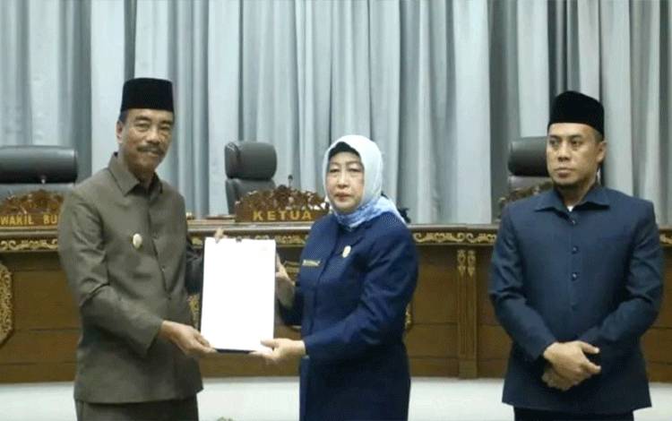 DPRD Barito Utara Rapat Paripurna Penyampaian Pendapat Akhir Fraksi terhadap Raperda APBD Perubahan 2023