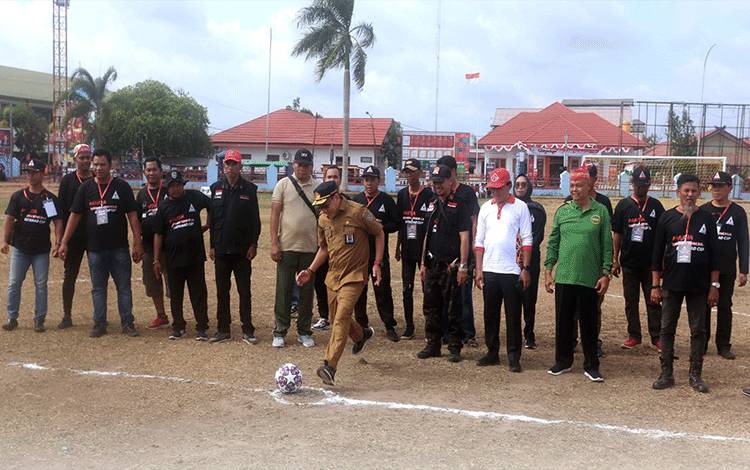 Asisten Perekonomian dan Pembangunan Sekretaris Daerah Adhian Noor melakukan tendangan pertama saat membuka Turnamen Sepak Bola ?Batamad Cup 2023 (Foto : PROKOM SERUYAN)