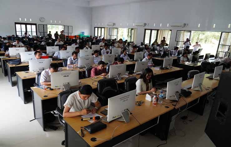 Peserta Bimtek Penguatan Simpul Jaringan Informasi Geospasial, di Gedung Laboratorium Ujian Tertulis Berbasis Komputer (UTBK) Universitas Palangka Raya (UPR). (FOTO: MARIO)