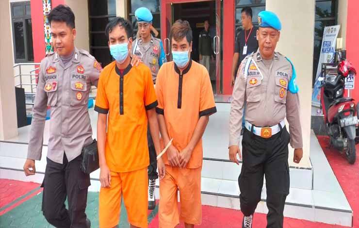 Kedua terduga?pelaku pengrusakan saat digiring di Polres Barsel. (FOTO : URIUTU DJAPER)
